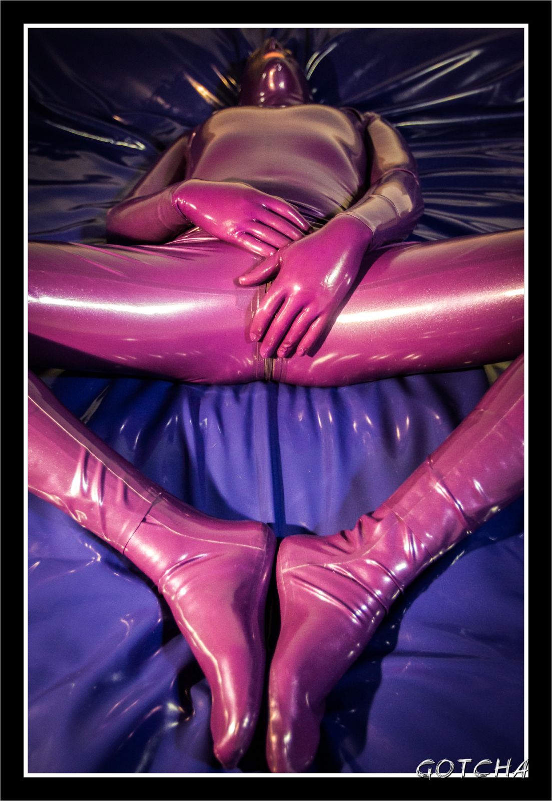 Moi en combi latex violette
Photographié par Gotcha
Mots-clés: latex catsuit