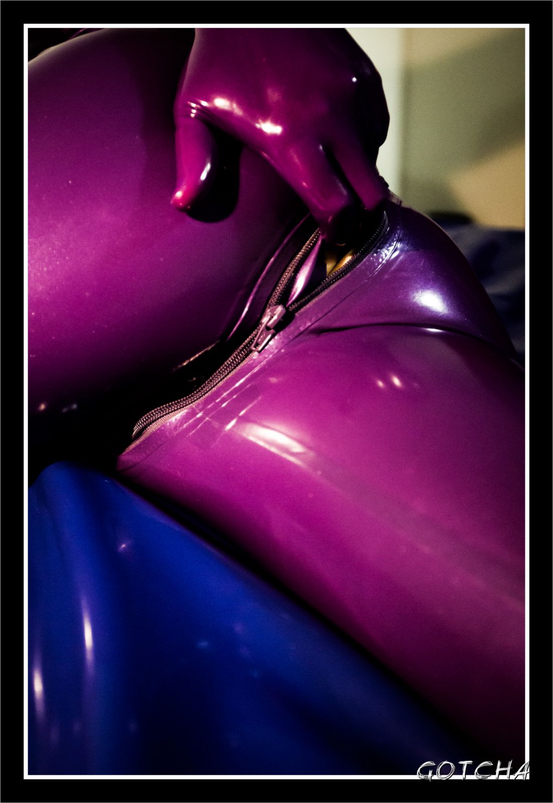 Moi en combi latex violette
Photographié par Gotcha
Mots-clés: latex catsuit