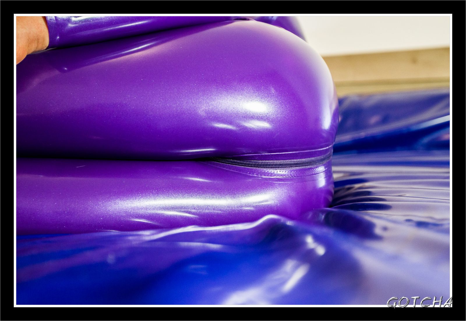 Moi en combi latex violette
Photographié par Gotcha
Mots-clés: latex catsuit