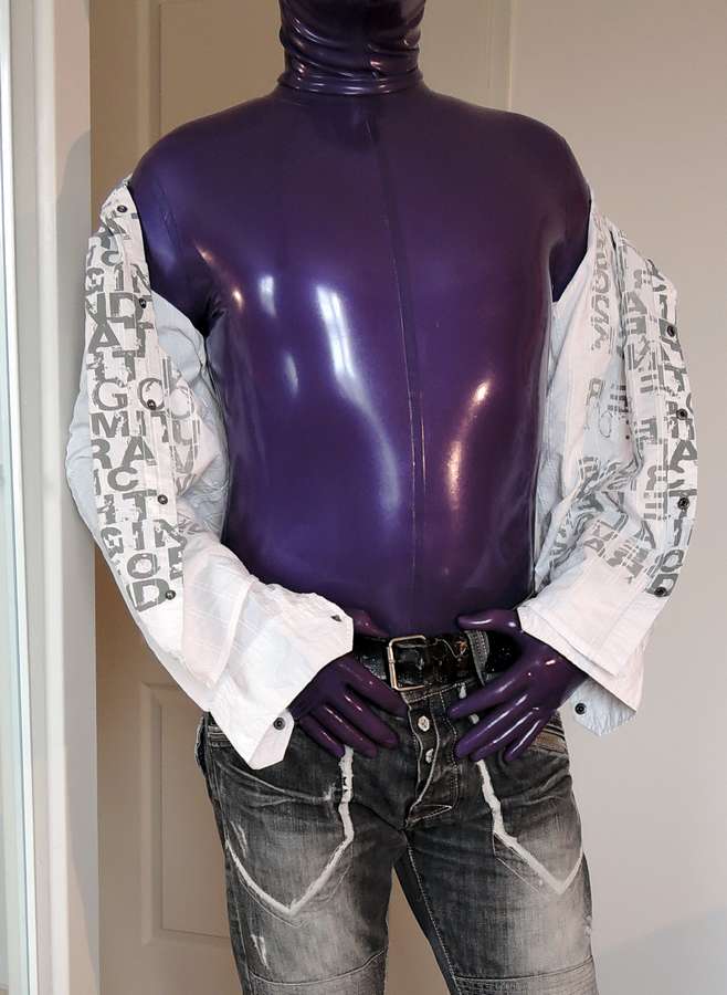 Catsuit violette
Ma nouvelle catsuit violette, de LatexCatFish
Mots-clés: latex catsuit