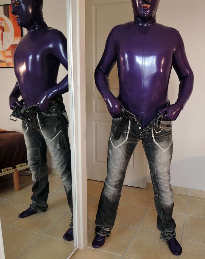 Catsuit violette
Ma nouvelle catsuit violette, de LatexCatFish
Mots-clés: latex catsuit