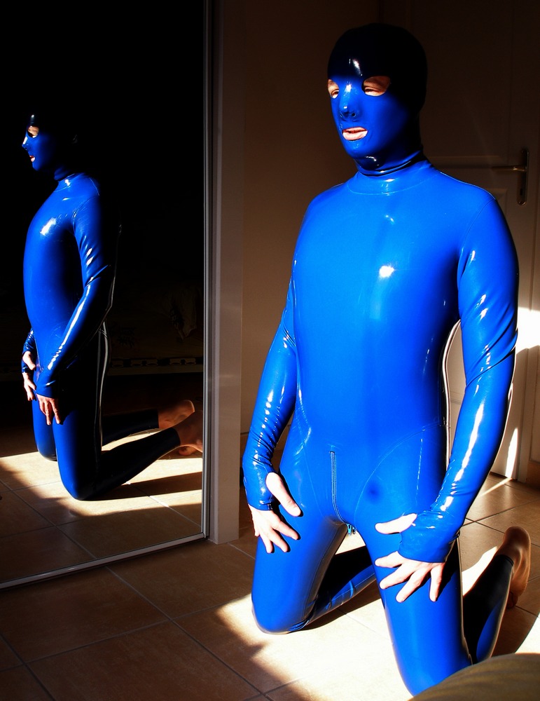 Catsuit latex bleue
Catsuit + cagoule en latex nightshade blue de www.latexcrazy.com
Mots-clés: catsuit latex bleu