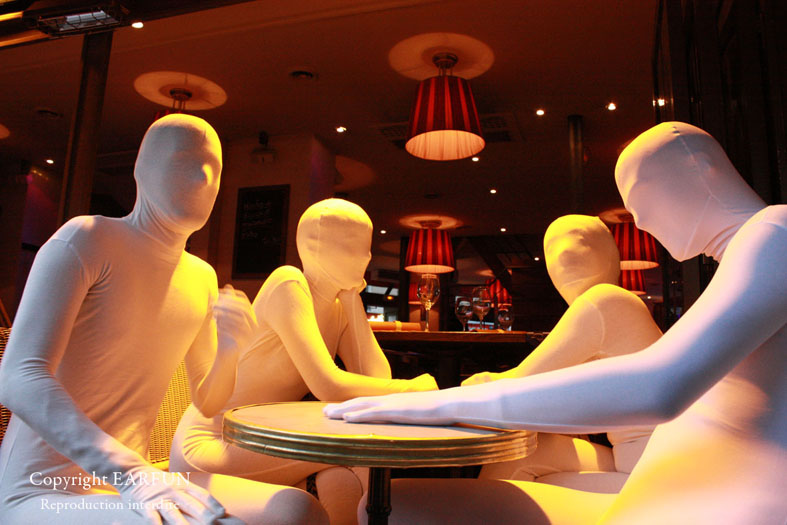 zentai dans un café
2 filles,Alexis et moi à Paris
