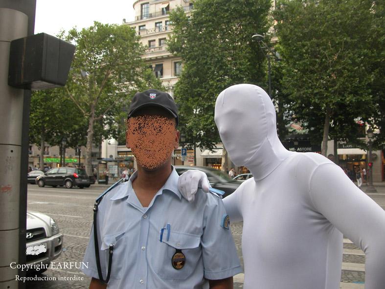 moi-meme avec un agent de la circulation sur les champs
