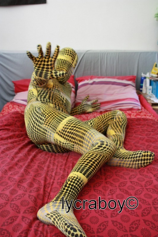 Zentai jaune a point noirs, fait-main (confectionné par moi-meme)
