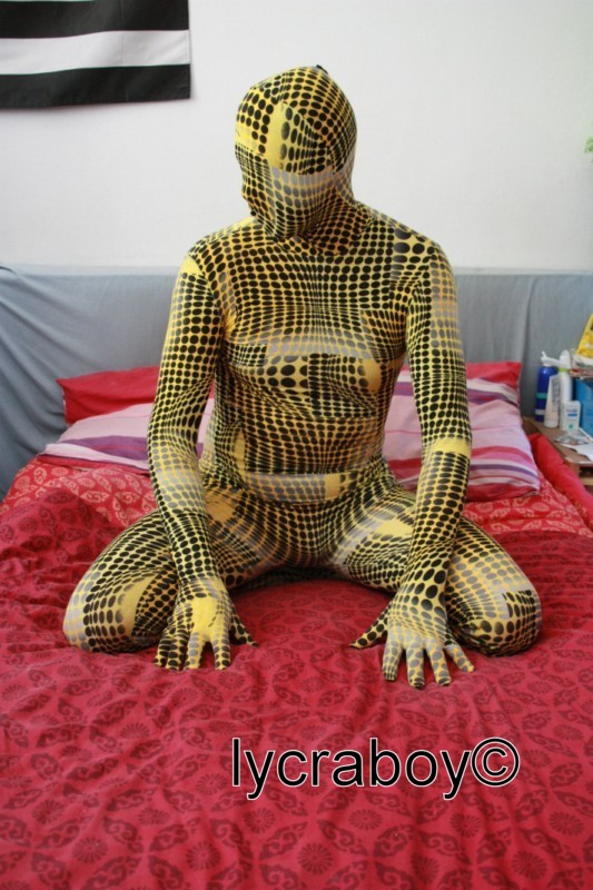 Zentai jaune a point noirs, fait-main (confectionné par moi-meme)
