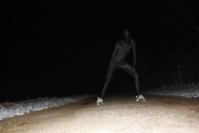 zentai noir sur la route par -2°c
