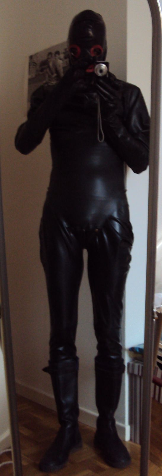 Réflexionlatex
Bottes cuir, leggins latex, body manches longues, gants, cagoule
