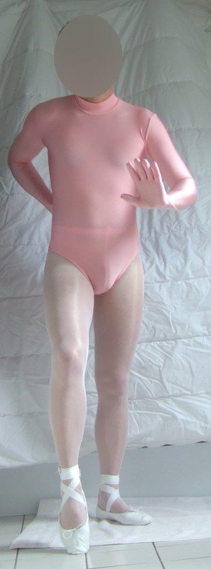 Image 6
Justaucorps DHYA couleur pink ballet
Collant Wolford satin touch blanc
Demi pointes Sansha avec rubans cousus main
