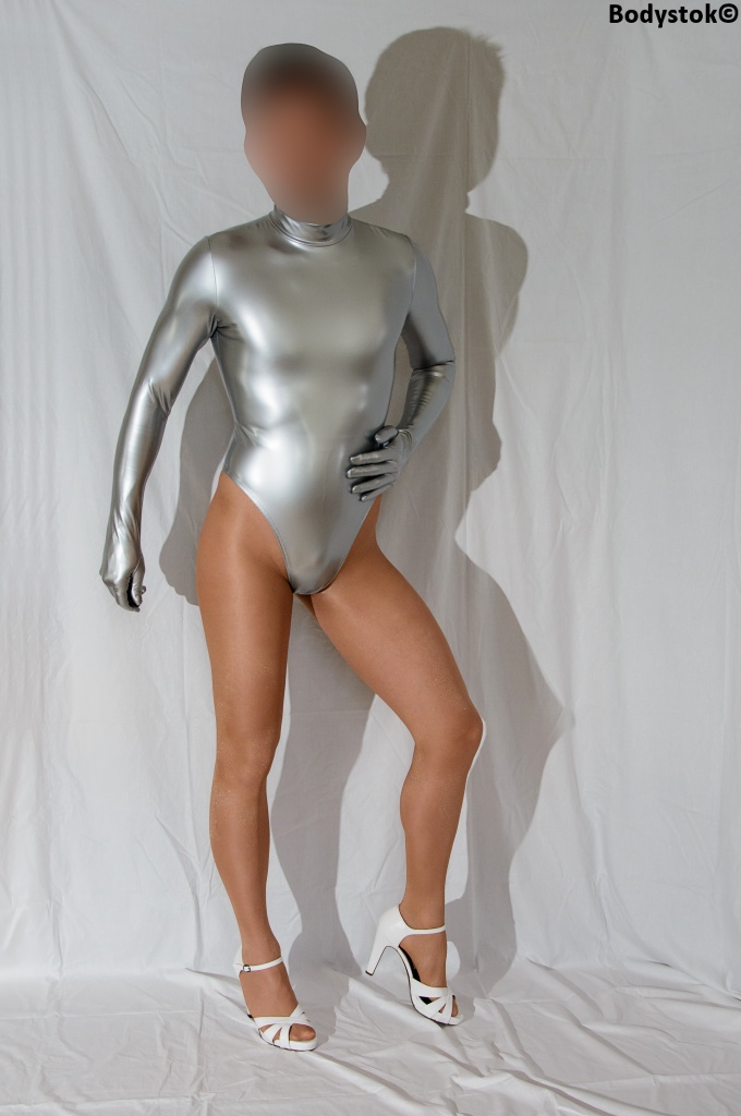 pantyhose_capezio_stretchlack_silver_thong_leotard_001lo.jpg