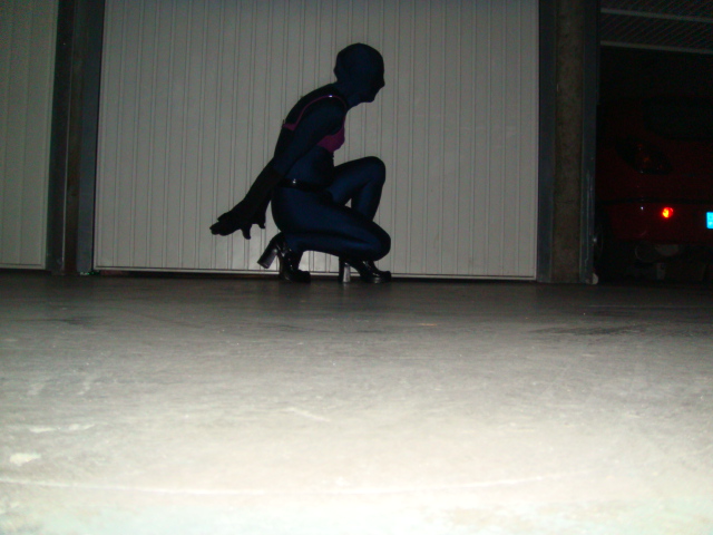 zentai_au_garage_003.JPG