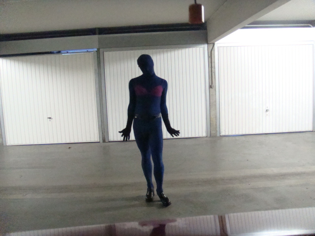 zentai_au_garage_011.JPG
