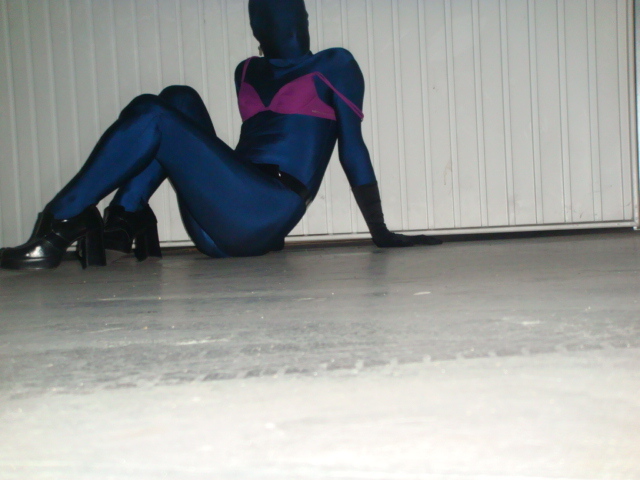 zentai_au_garage_018.JPG