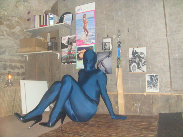 zentai dans ma 3ème et nouvelle cave aménagée
