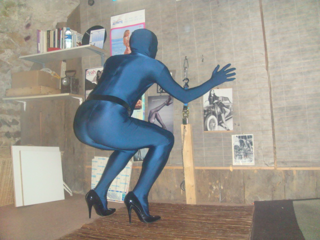 zentai dans ma 3ème et nouvelle cave aménagée
