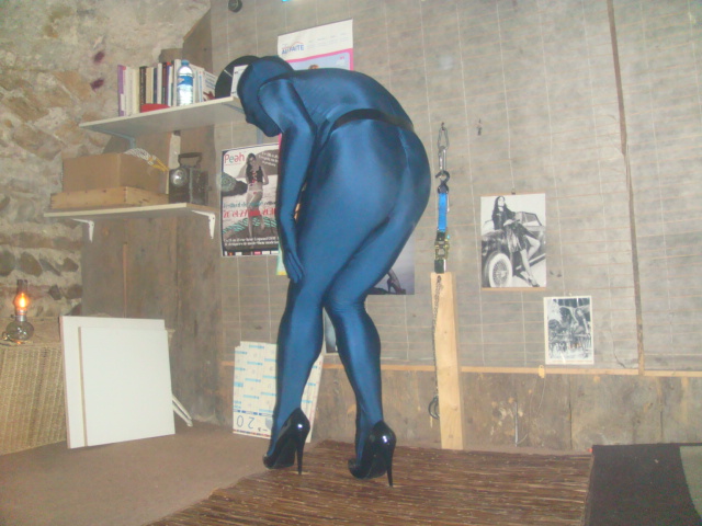 zentai dans ma 3ème et nouvelle cave aménagée
