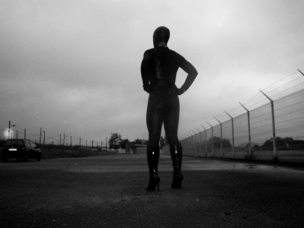 Mots-clés: catsuit black photo sexy extérieur