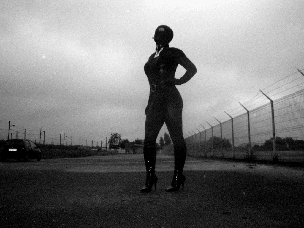 Mots-clés: catsuit black photo sexy extérieur