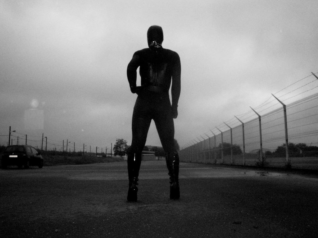 Mots-clés: catsuit black photo sexy extérieur