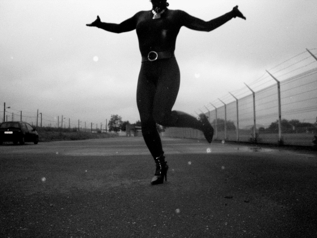 Mots-clés: catsuit black photo sexy extérieur