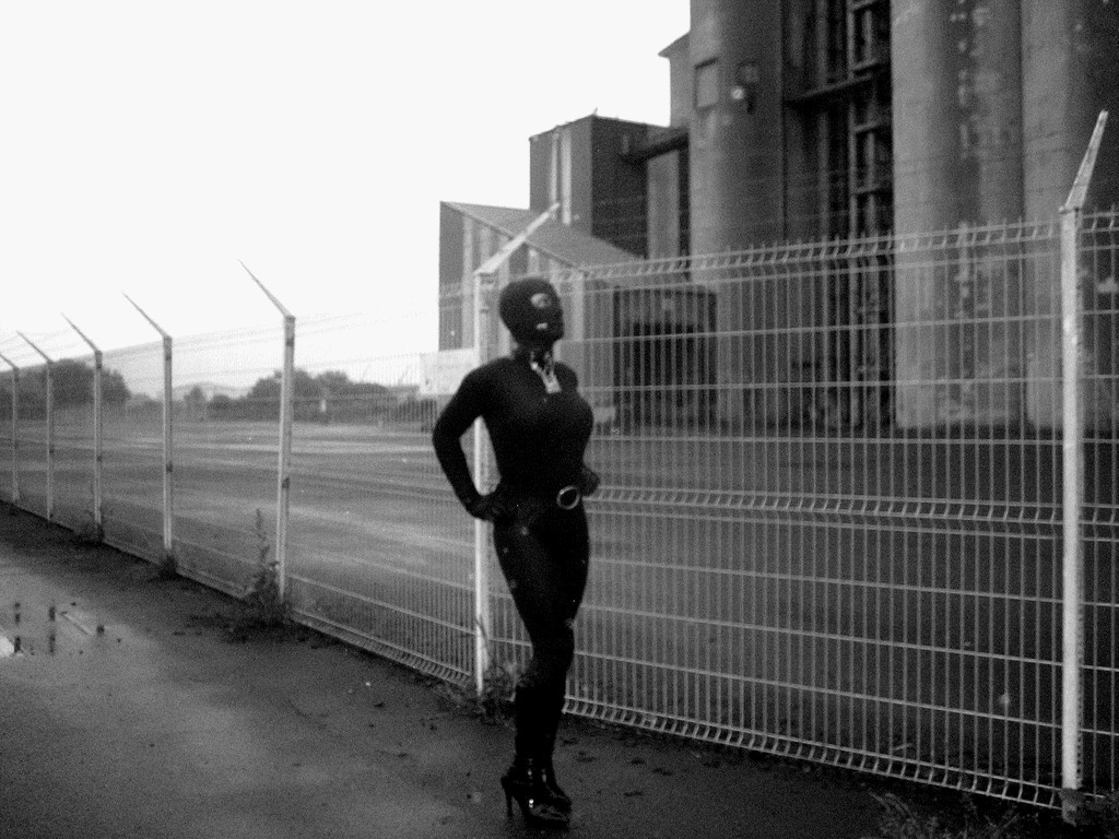 Mots-clés: catsuit black photo sexy extérieur