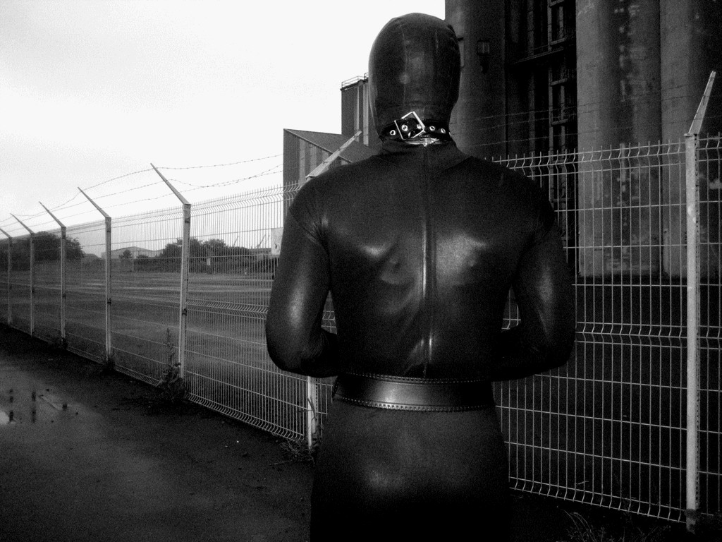 Mots-clés: catsuit black photo sexy extérieur
