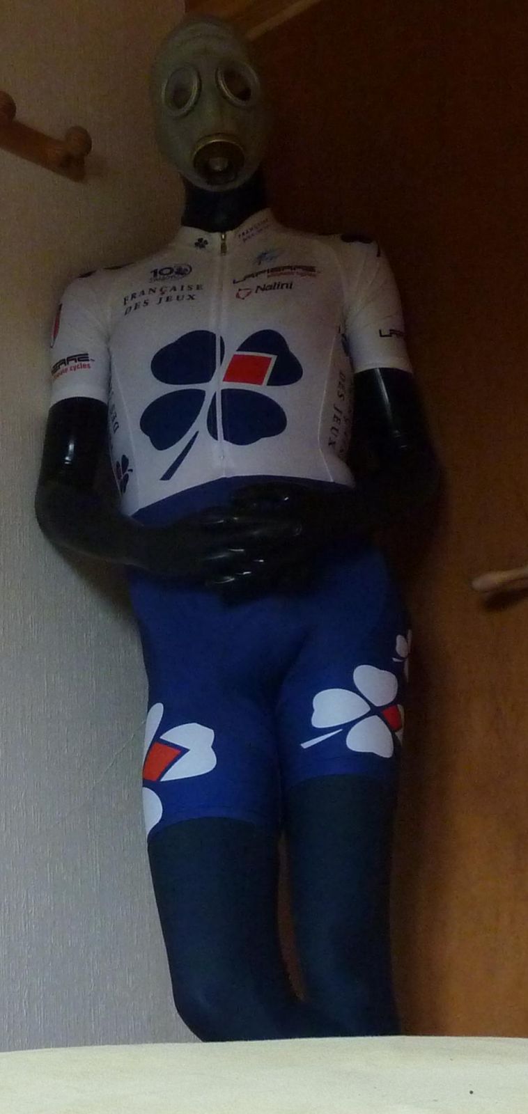 Haut latex + combi cycliste + masque gaz
Mots-clés: cuissard lycra latex