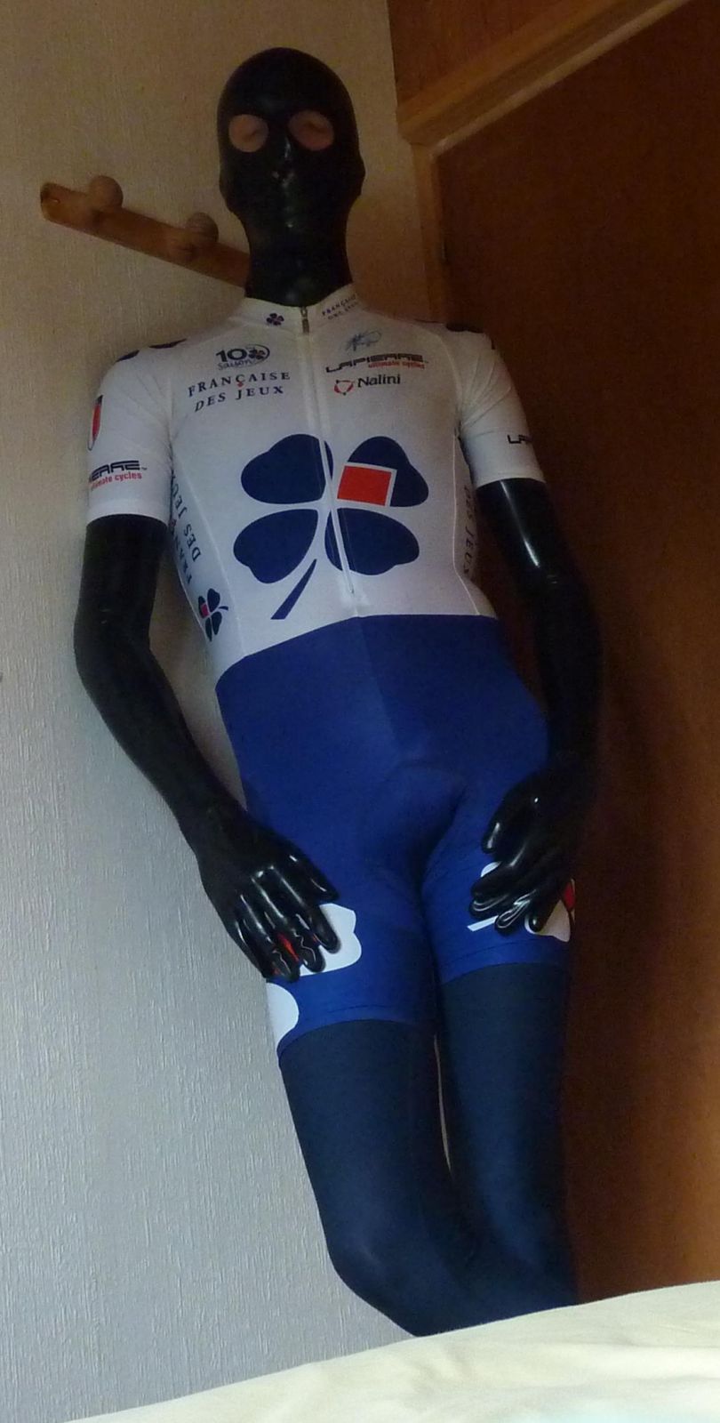 Haut latex + combi cycliste
Mots-clés: cuissard lycra latex