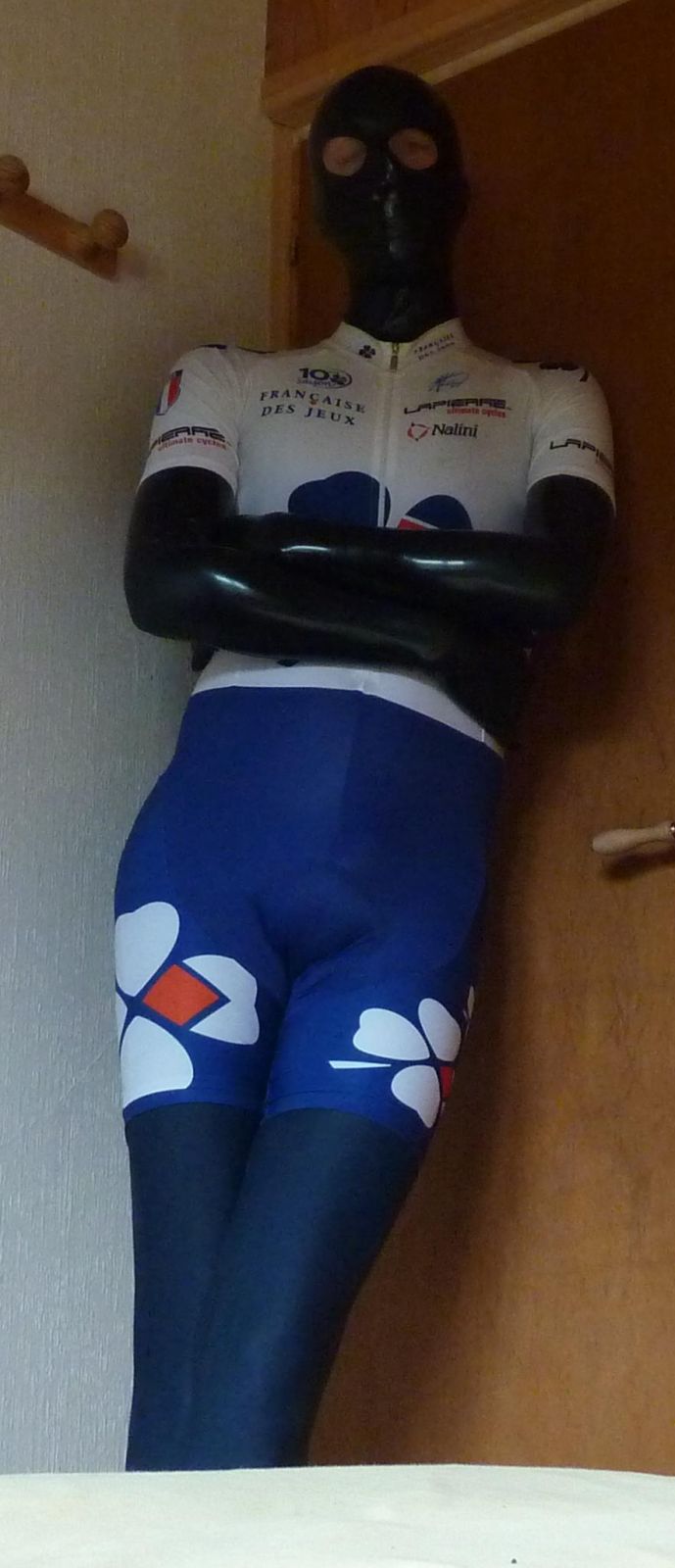 Haut latex + combi cycliste
Mots-clés: cuissard lycra latex