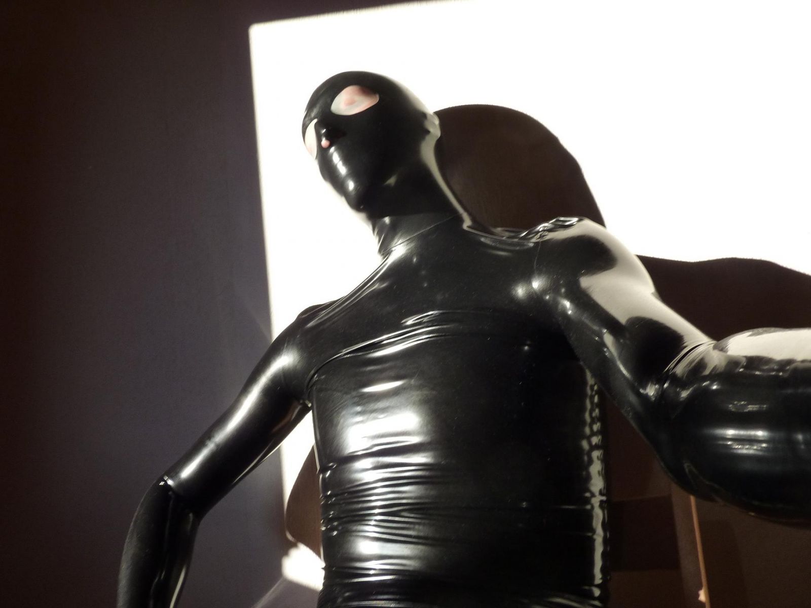 Combinaison latex courte
Mots-clés: latex cagoule