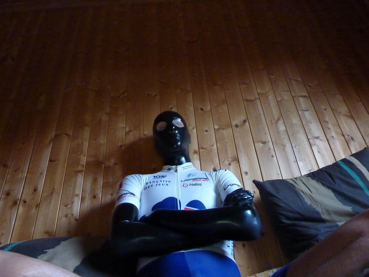 Haut combi latex + combi cycliste
Mots-clés: latex cagoule cuissard lycra