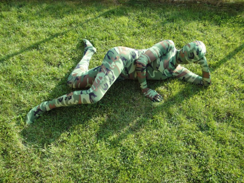 camouflage sur gazon
