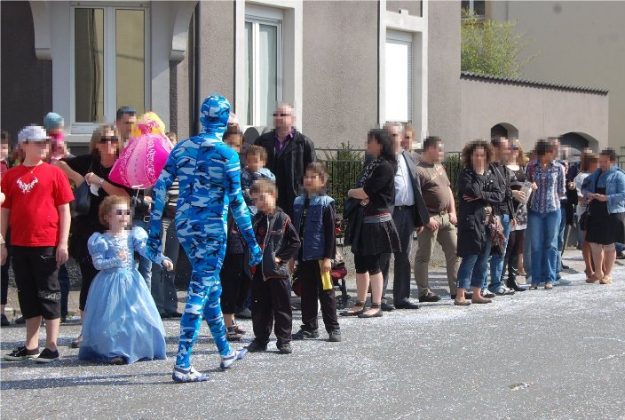 observé par la foule
