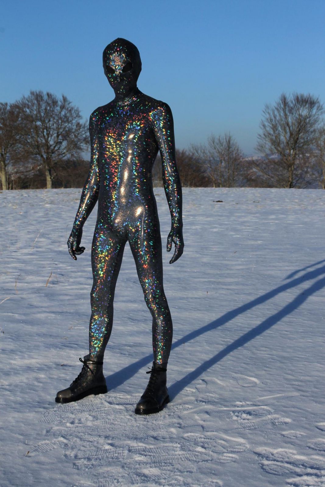 Extérieur vue de face.
Zentai fets fash Hologramme en lumière naturel, j'en ai profité pour tester mes nouvelles chaussures transparentes.
