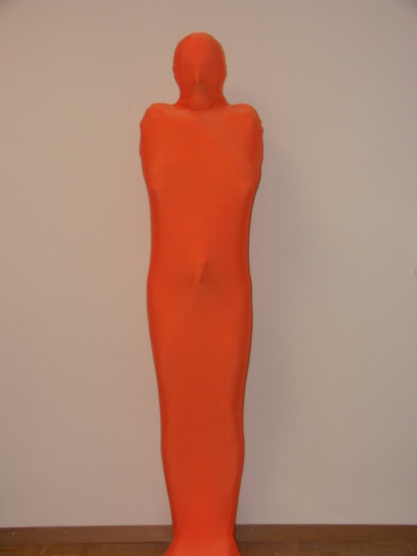 zube de face mains sur la poitrine
Bodytube de face, les mains sont sur la poitrine.
Mots-clés: zentai bodybag bodysuit orange