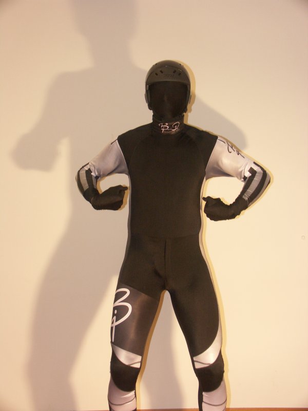BD_noir bras en cercle
Mots-clés: combinaison lycra casque ski