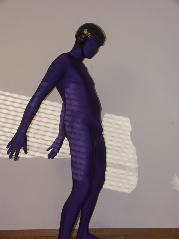 zentai violet 4
Zentai violet avec les bras en arrière et un casque. 
Mots-clés: zentai, casque, violet, ztube