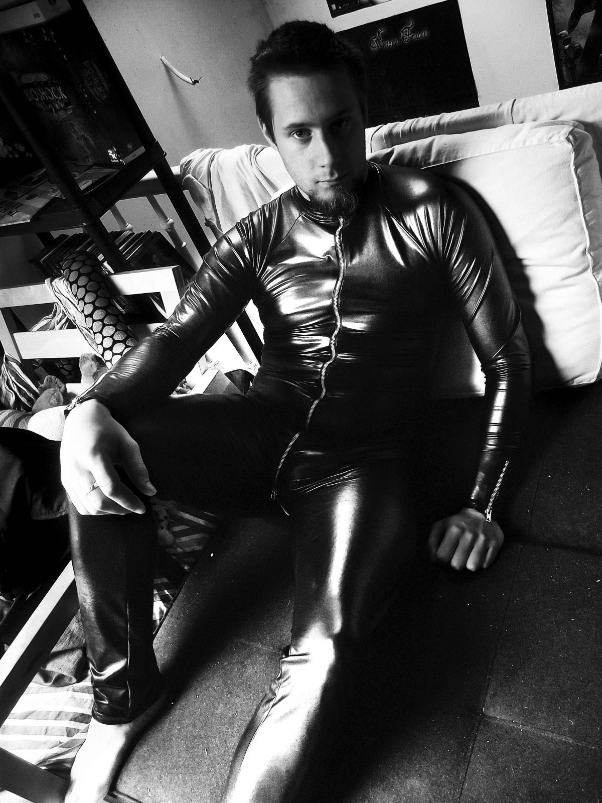 Moi 
Moi en catsuit lycra laqué
Mots-clés: Lycra laqué wetlook