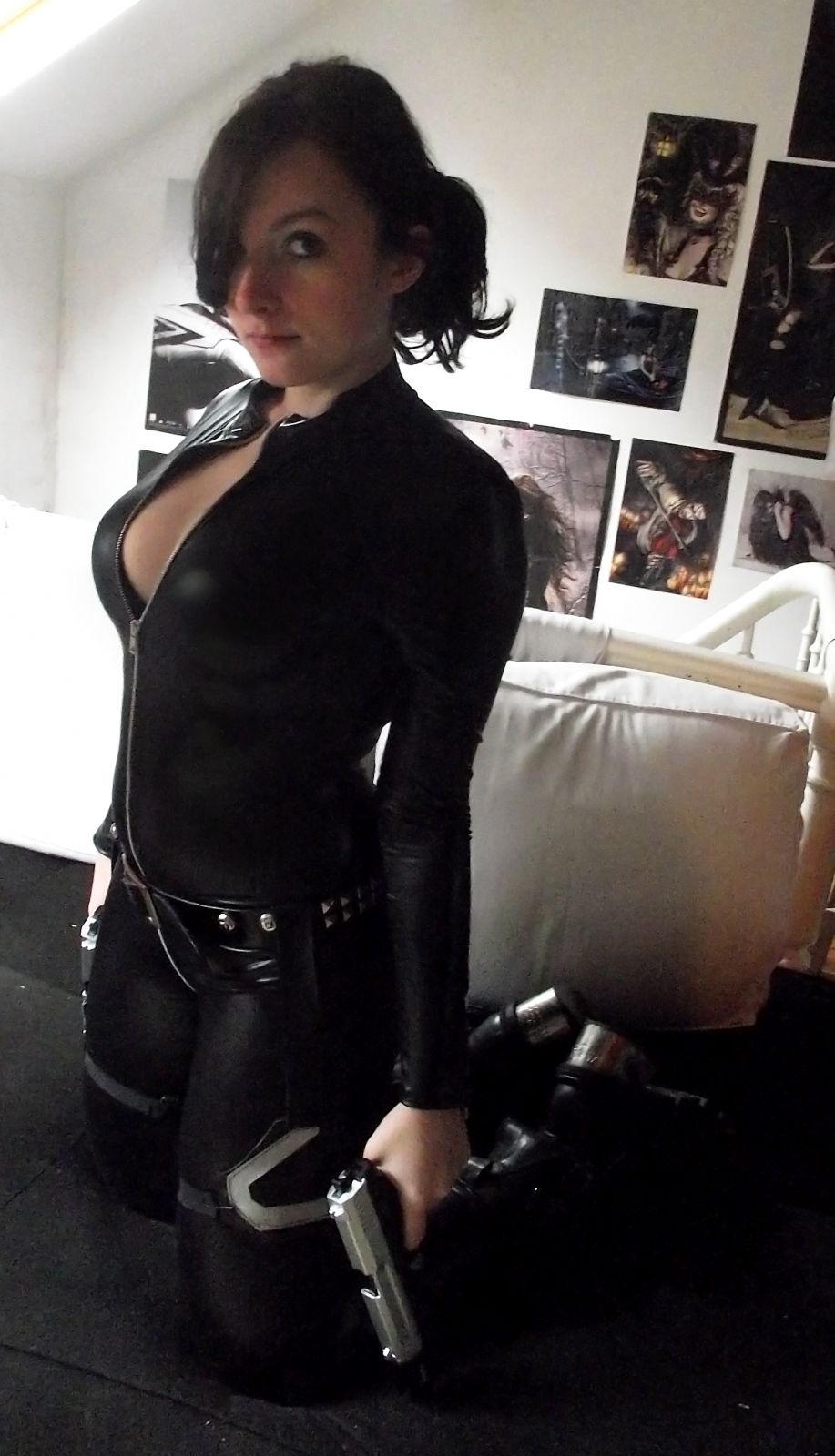 Val
Ma moitié en costplay Lara Croft (Tenue moto). C'est une catsuit de lycra laqué.
Mots-clés: Lycra laqué wetlook
