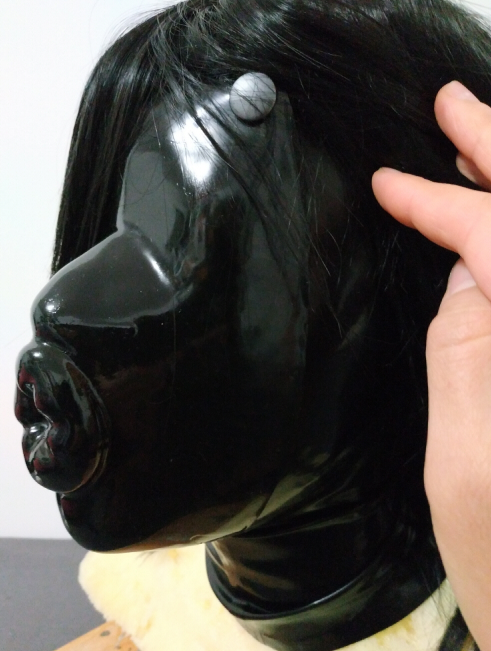 Rubberdoll 01
Utilisation de bouton pression pour fixer le masque. Un peu trop gros, du coup j'utiliserai plus fin et plus petit la prochaine fois !
Mots-clés: latex doll poupee gonflable dollification