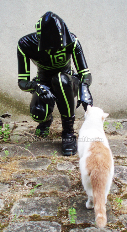 Miaou !
Melko, le chat, n'a pas arrêté de m'embêter durant ce petit shoot. J'ai fini par prendre une poignée de photos avec, vu qu'il y tenait tant. ;)
Shoot du mardi 12 Juillet.
Mots-clés: latex petboy joshua cyberpunk chat