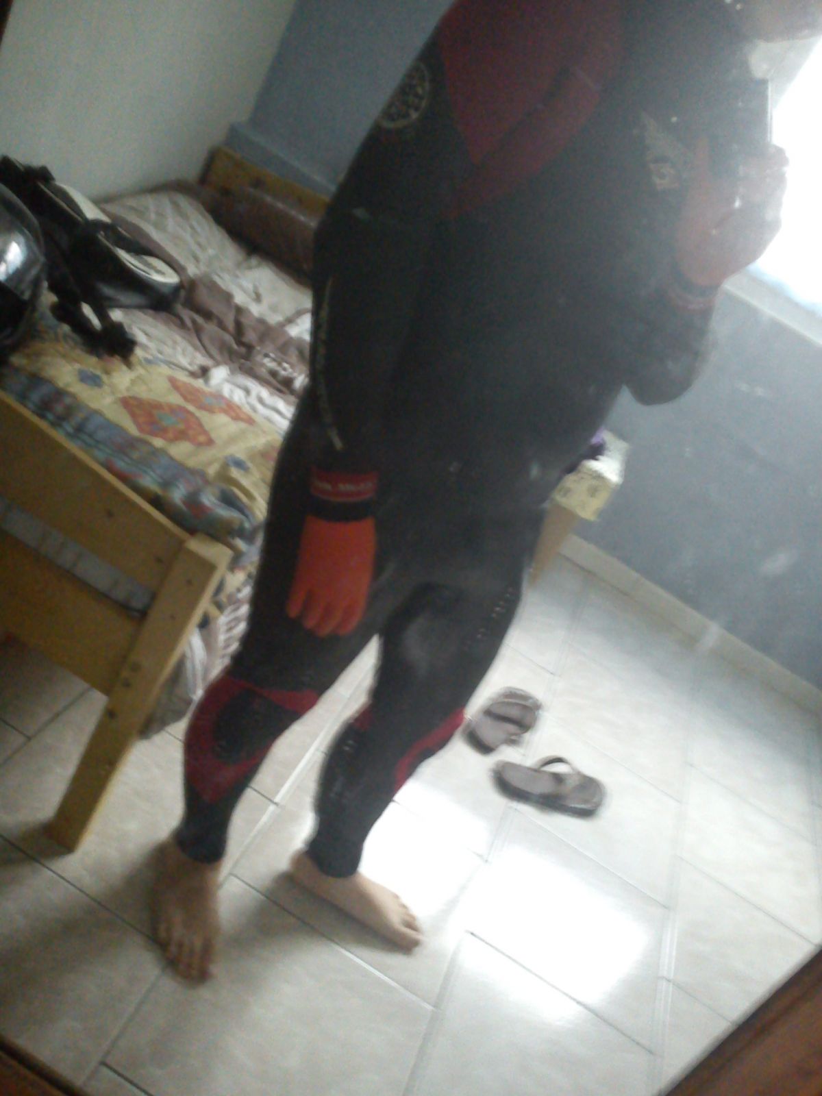 Combinaison + Gant latex
Les gant en latex sont des mapa produit ménager agressif (~2.50€) mis en dessous de la combinaison
Mots-clés: wetsuit latex combinaison néoprène