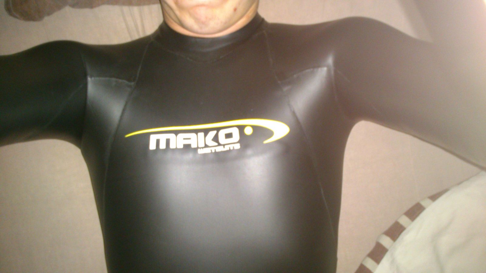 Mako Xperience
Ma dernière acquisition, je voulais une vraie combinaison de triathlon, je l'ai enfin trouvé (pour 80€ en état neuf). Elle me moule parfaitement et est super confortable, souple et stylée. Le seul défaut, le zip inversé est pas très facile à fermer seul (faut que je trouve la technique ! :)
Mots-clés: combinaison triathlon wetsuit néoprène neoprene caoutchouc intégral zip inversé noir mako xperience experience homme