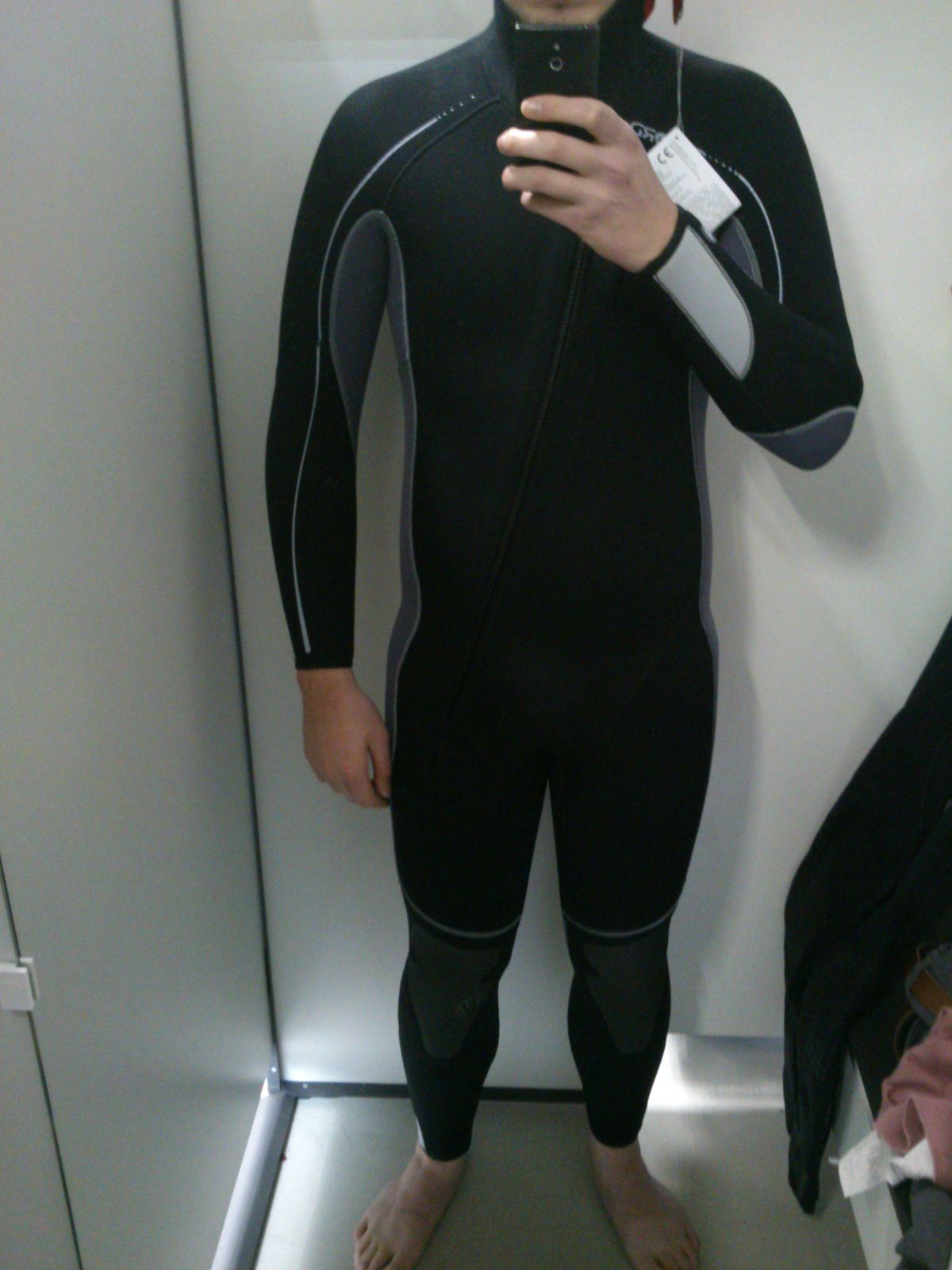 Essayage chez D4
5mm de néoprène, très souple :P
Mots-clés: combinaison néoprène neoprene caoutchouc moulant neo wetsuit rubber