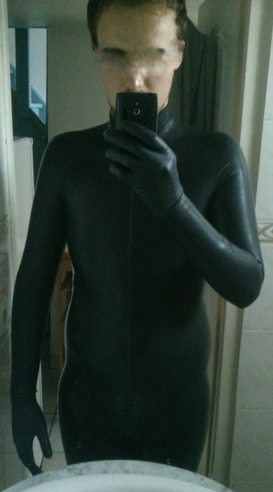 Catsuit Latex Intégral
Après tant d'année d'attente, je l'ai enfin ! :)
Mots-clés: latex rubber caoutchouc catsuit combi combinaison suit full chaussons gants total enclosure chloriné catfish