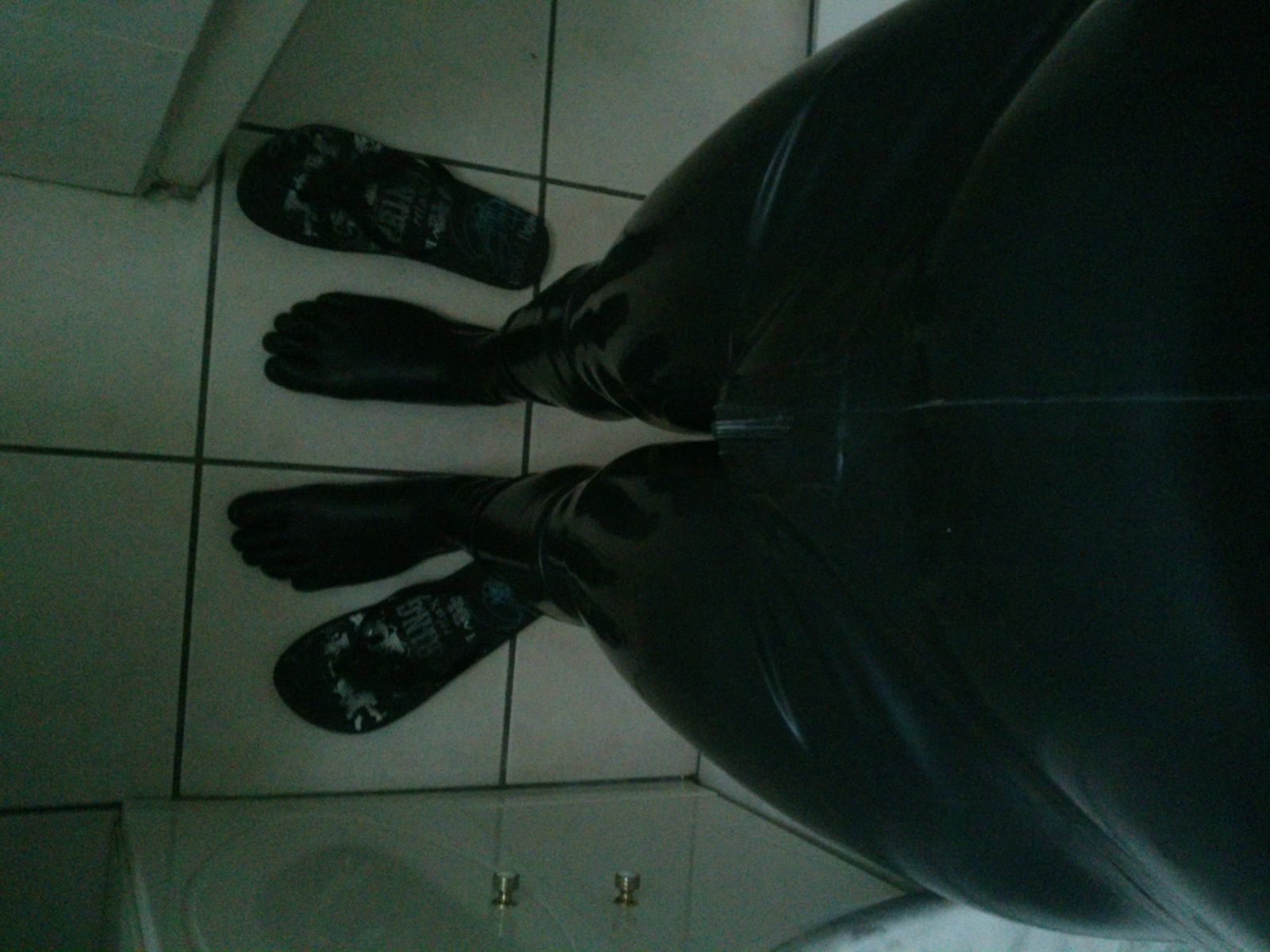 Catsuit Latex Intégral
Après tant d'année d'attente, je l'ai enfin ! :)
Mots-clés: latex rubber caoutchouc catsuit combi combinaison suit full chaussons gants total enclosure chloriné catfish