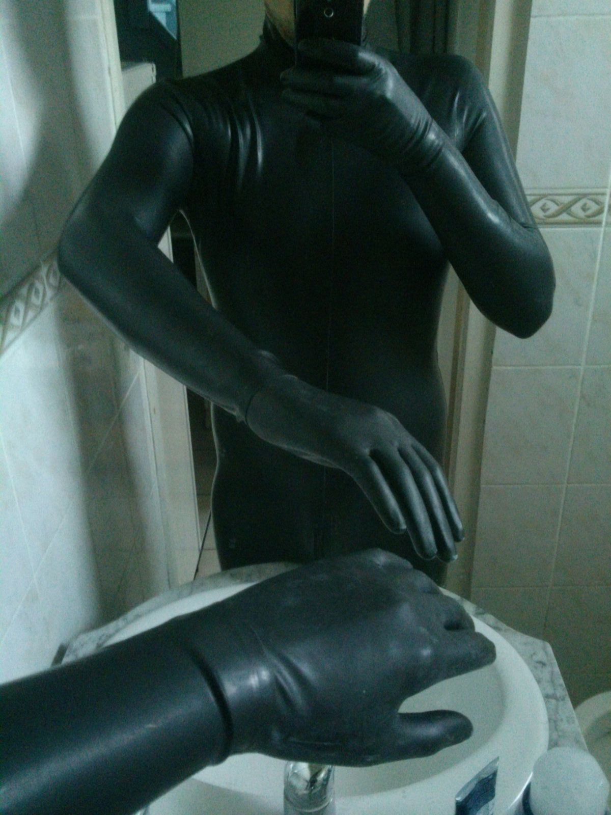 Catsuit Latex Intégral
Après tant d'année d'attente, je l'ai enfin ! :)
Mots-clés: latex rubber caoutchouc catsuit combi combinaison suit full chaussons gants total enclosure chloriné catfish