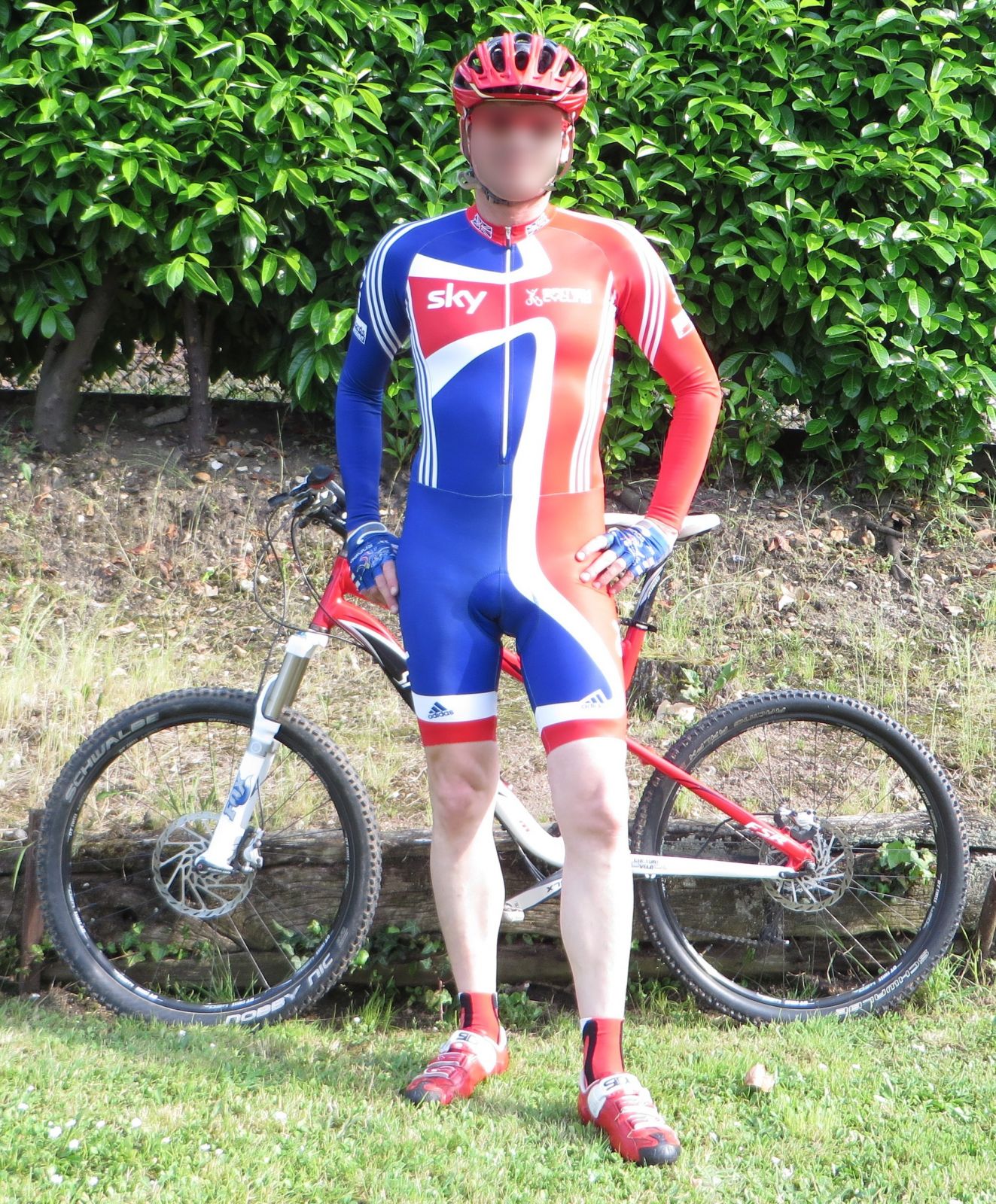 Sky british Cycling skinsuit
Combinaison Sky british Cycling skinsuit Taille L avec gants route FFC bleus et chaussures VTT Sidi Spider
Mots-clés: Sky british Cycling skinsuit