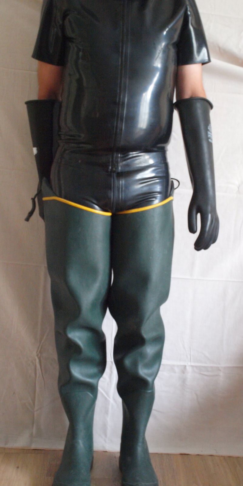 01
ma seconde peau avec mes cuissardes.
Mots-clés: latex caoutchouc rubber boy bottes boots plastic wellies waders