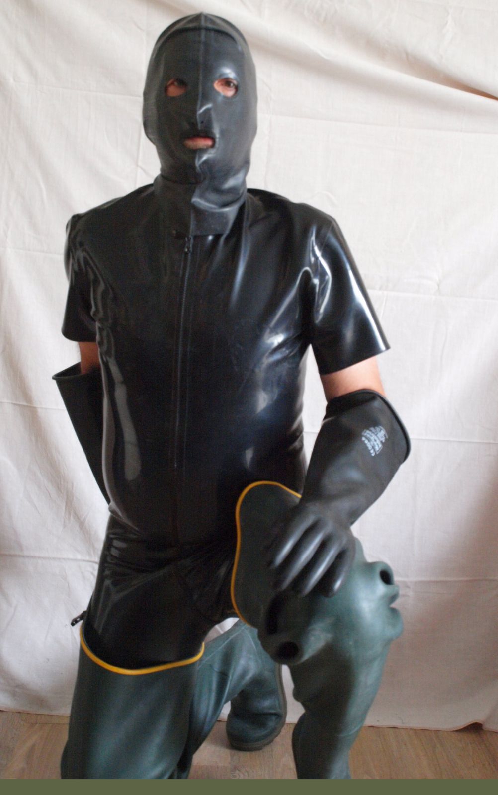 04
pose pour vous montrer ma nouvelle seconde peau
Mots-clés: rubber fetish latex plastic boots bottes